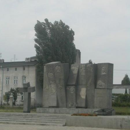 Pomnik Stu Straconych z 2004 roku