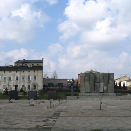 Pomnik Stu Straconych wraz z placem z 2005 roku