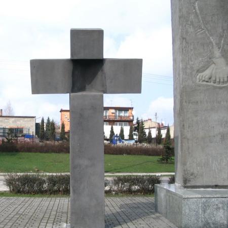 krzyż obok Pomnika Stu Straconych z 2005 roku