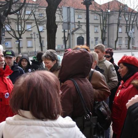 Uczestnicy wycieczki na Starym Rynku w Łowiczu słuchają przewodnika