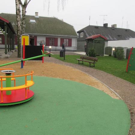 Zrewitalizowany ogród do zabaw dla dzieci