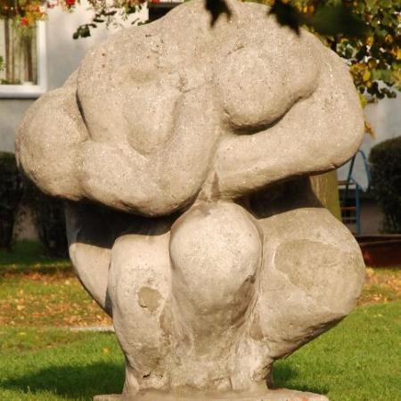 Rzeźba zapaśników (ul. Parzęczewska przy bloku 12 na osiedlu 650-lecia) - zdjęcie 2008 r.