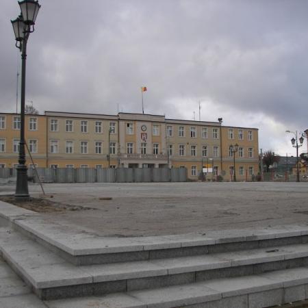 Zdjęcie przedstawia Plac Jana Pawła II - w trakcie rewitalizacji