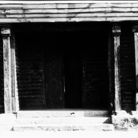 Zdjęcie archiwalne przedstawia ul. Narutowicza 29 - Zabytkowe wejście domu tkackiego