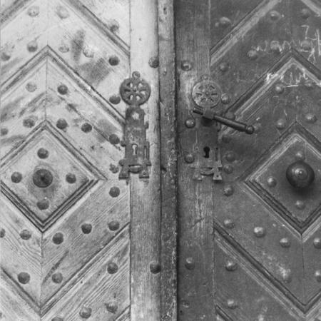 Zdjęcie archiwalne przedstawia dawny Zgierz - Zabytkowe elementy wykończenia domów tkackich