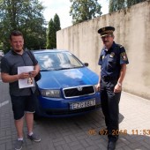 Na zdjęciu od lewej: Paweł Burski (Fundacja Happy Kids) i Dariusz Bereżewski (Komendant Straży Miejskiej) na tle przekazanego samochodu