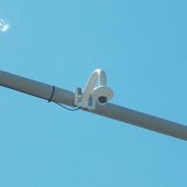 Zdjęcie kamery zainstalowanej na słupie sygnalizacji świetlnej