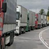 Zdjęcie stojących na drodze samochodów ciężarowych - fot. ezg.info.pl