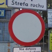 Znaki drogowe przy wjeździe na parking przy ul. Ks. J. Popiełuszki 3a