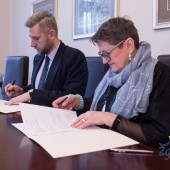 Porozumienie podpisali Prezydent Miasta Zgierza Przemysław Staniszewski i kierująca Teatrem Muzycznym Grażyna Posmykiewicz