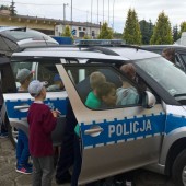 Dzieci oglądające policyjne radiowozy - fot. www.zgierz.policja.gov.pl