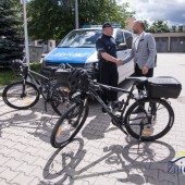 Prezydent Zgierza przekazuje rowery Komendantowi zgierskiej policji