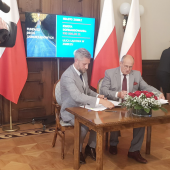 Podpisanie umowy - od lewej: Przemysław Staniszewski oraz Zbigniew Rau