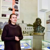 Beata Małecka - prawnuczka włodarza i autorka rzeźby (popiersia Jana Świercza)