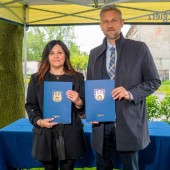Dorota Kurczewska reprezentująca wykonawcę oraz prezydent Przemysław Staniszewski reprezentujący miasto Zgierz podczas podpisania umowy na realizację inwestycji drogowych
