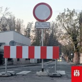 barierka i znak drogowy zakazu ruchu na wjeździe przy ul. Barlickiego