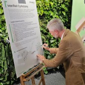 Prezydent Miasta Zgierza podpisuje manifest - fot. Starostwo Powiatowe w Zgierzu