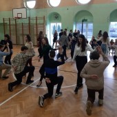 uczniowie "Traugutta" ćwiczą poloneza w sali gimnastycznej szkoły