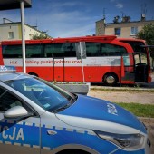 Bus przy Komendzie Policji w Zgierzu