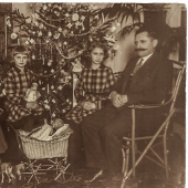 Jan Świercz z rodziną przy ozdobionej świątecznie choince