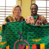 Magdalena Kowalska oraz gość specjalny z Zambii Everisto podczas spotkania w SP 11