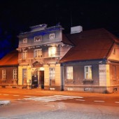 Zdjęcie budynku muzeum w nocy
