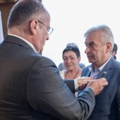 Wojewoda Zbigniew Rau odznacza Ryszarda Glińskiego Srebrnym Krzyżem Zasługi