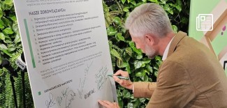 Prezydent Miasta Zgierza podpisuje manifest - fot. Starostwo Powiatowe w Zgierzu