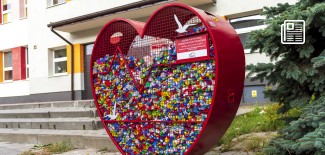 pojemnik na plastikowe nakrętki w kształcie serca
