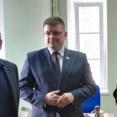 Zdjęcie z otwarcia biura poselskiego w Zgierzu - drugi od lewej poseł Tomasz Rzymkowski