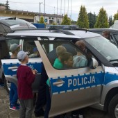 Dzieci oglądające policyjne radiowozy - fot. www.zgierz.policja.gov.pl