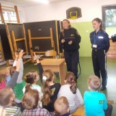 Strażniczka miejska i policjantka prowadzą zajęcia z dziećmi