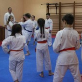 Dzieci trenujące karate i Mariusz Lewandowski
