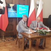 Podpisanie umowy - od lewej: Przemysław Staniszewski oraz Zbigniew Rau