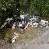 Wyrzucone śmieci - fot. Straż Miejska w Zgierzu