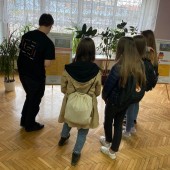 Ósmoklasiści oglądają szkołę LO im. S. Staszica