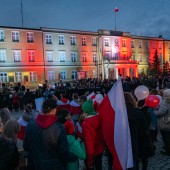 Ratusz oświetlony w barwach biało-czerwonych - 11.11.2022 r.