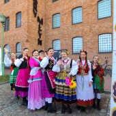 Zespół "BORUTA" przed budynkiem Starego Młyna