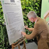 Prezydent Miasta Zgierza podpisuje manifest - fot. Starostwo Powiatowe w Zgierzu