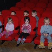 Małe dzieci oglądające film - fot. MOK