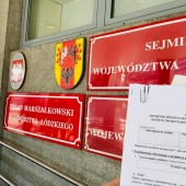 tablice na budynku urzędu marszałkowskiego województwa łódzkiego 