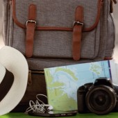 kapelusz, torba podróżna, mapa, aparat fotograficzny, telefon komórkowy