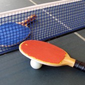 rakietka i piłeczka do tenisa stołowego
