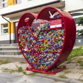pojemnik na plastikowe nakrętki w kształcie serca