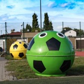 Zdjęcie pojemników w kształcie piłek piłkarskich