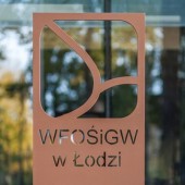 tablica z logo WFOŚiGW w Łodzi