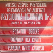 Tabliczki informacyjne na budynku MZPR